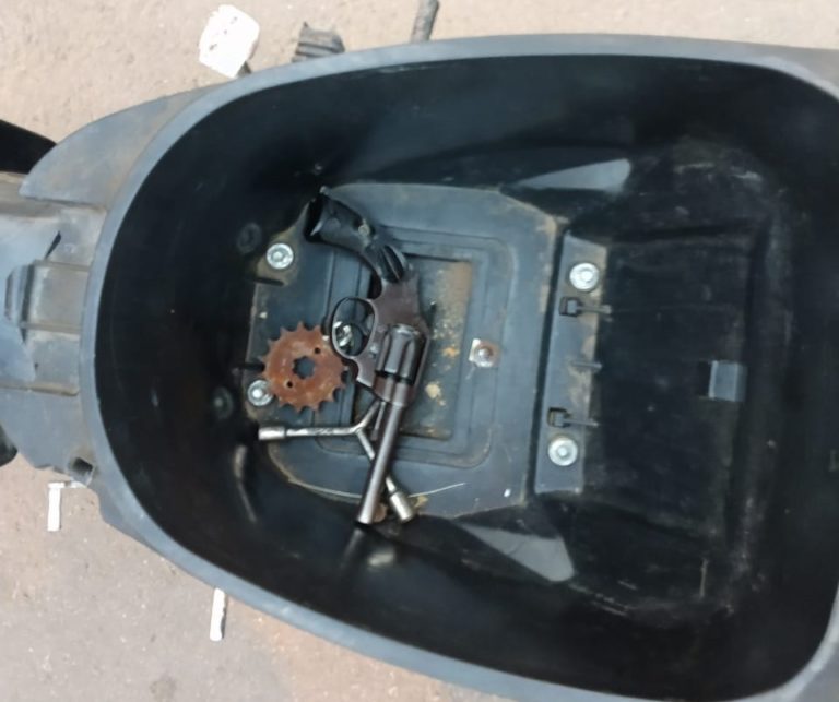 General Pico: lo identificaba la policía, al bajarse de la moto se le cayo el asiento y tenía un revolver cargado