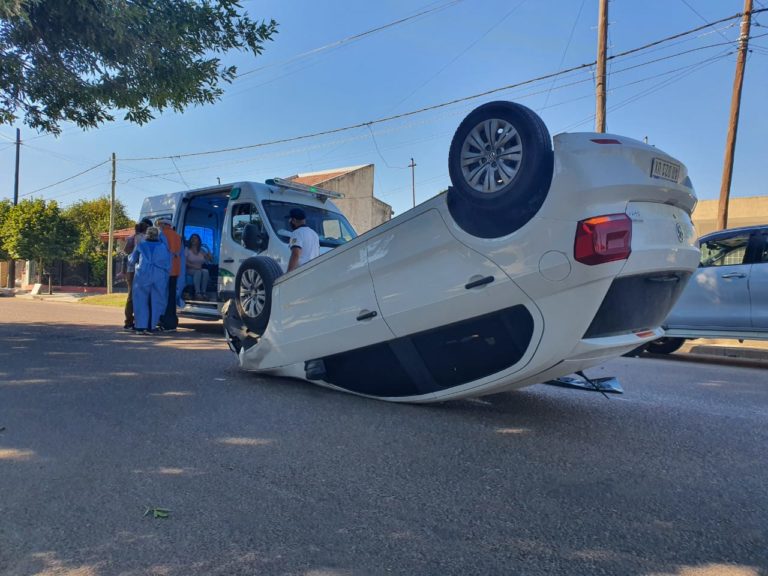 Choque y Vuelco en plena ciudad: En uno de los autos viajaba una mujer y un nena
