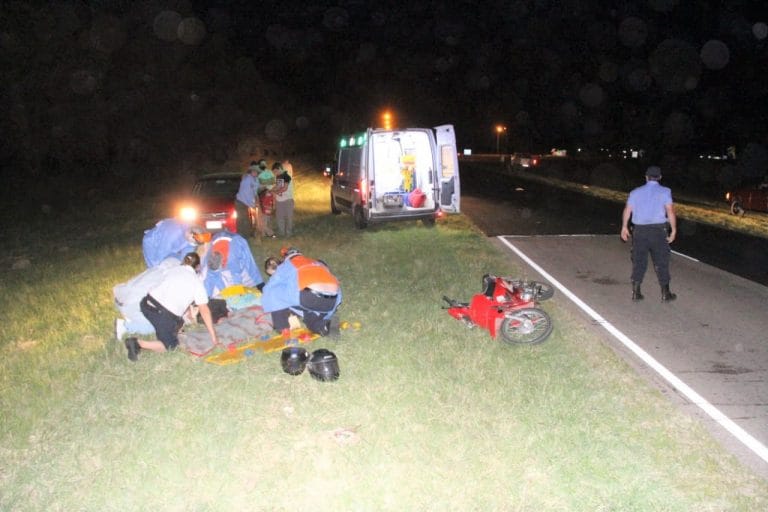 Grave accidente entre dos motos en la Ruta 101 a metros del acceso a Speluzzi: Dos hombres y un menor de edad fueron hospitalizados