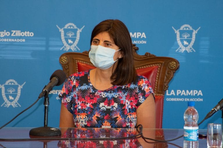 “La Vacuna es una herramienta más que ayudará a disminuir la morbi-mortalidad de las personas más vulnerables a este nuevo virus”, dijo Ana Bertone