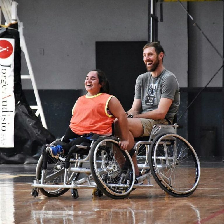 Los equipos de básquet adaptado entrenaron en General Pico bajo la atenta mirada de Andrés Nocioni