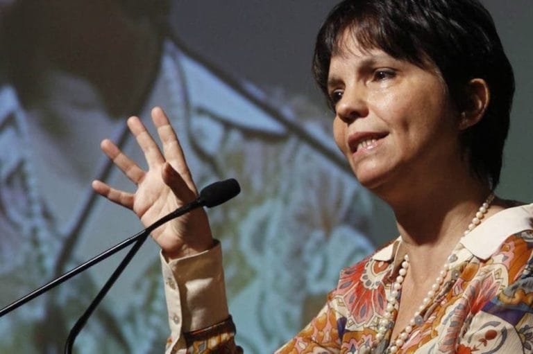 Ascendieron en la AFIP a la exesposa de Alberto Fernández por reconocimiento al mérito
