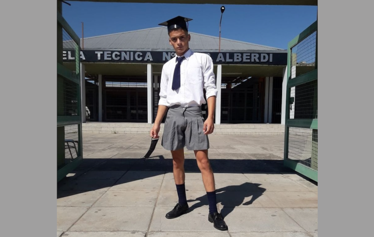Alberdi: discriminaron a un alumno por asistir al acto de egresados con pollera