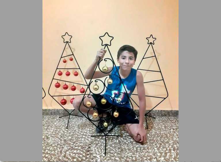 La conmovedora historia del nene de 12 años que fabrica arbolitos de Navidad para vender y comprarse su regalo para las Fiestas