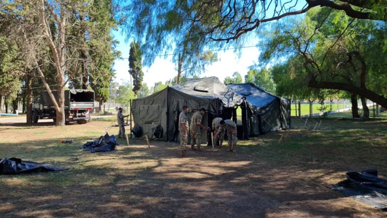 El Ejército colocó carpas para la vacunación contra el COVID-19 en el Hospital Gobernador Centeno