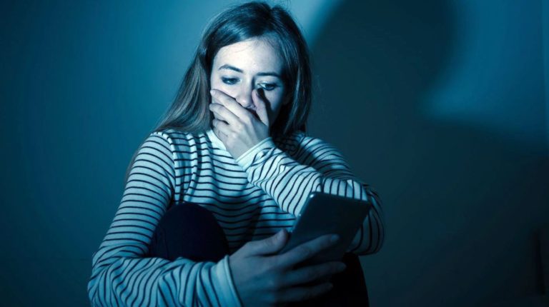 Acosó por Facebook a una nena de 12 años y los padres de la víctima le dieron una brutal paliza: “Si podía matarlo, lo hacía”