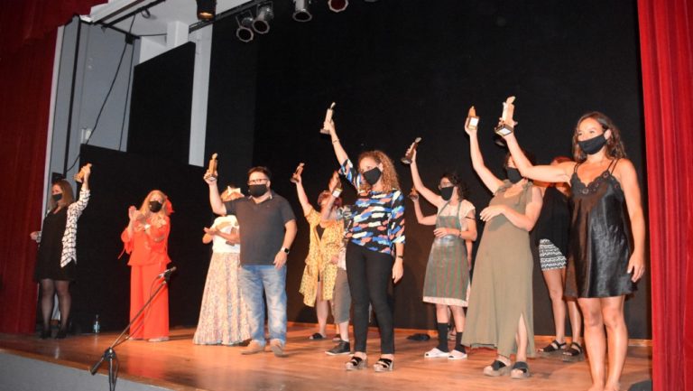 Emotivo festejo del grupo Comodín y vuelta a las salas de teatro