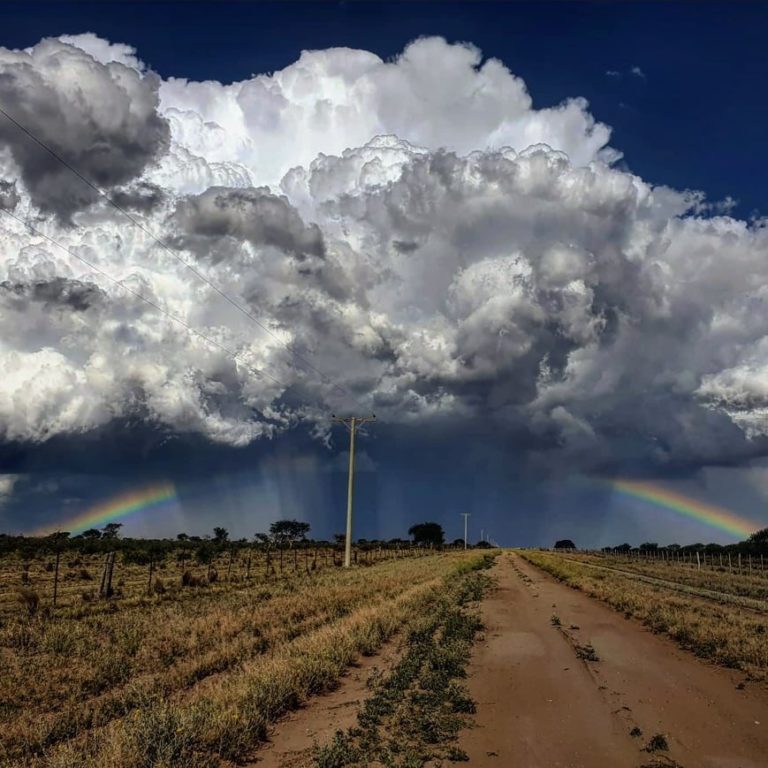 Increíble belleza de una postal bien pampeana: “El camino, la inmensidad de las nubes y un hermoso arco iris”