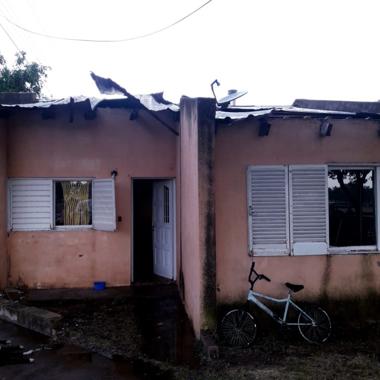 El temporal causó serios daños materiales en viviendas, caída de árboles y una antena en Metileo: Una familia fue evacuada