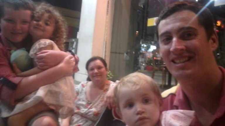 “Una Navidad en familia”: la historia detrás de la foto viral de un festejo de Nochebuena en una estación de servicio
