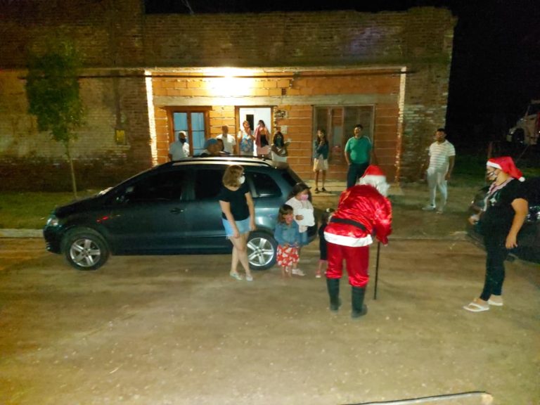 La llegada de Papá Noel y sus regalos brindó inmensa felicidad a los niños de Metileo