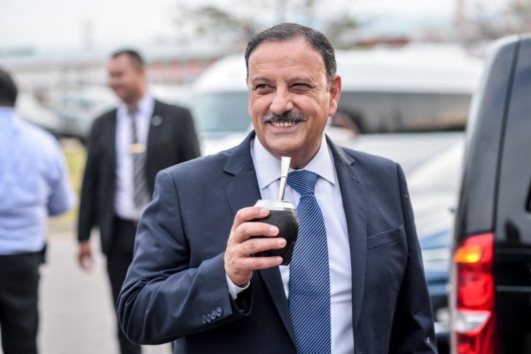 El gobernador de La Rioja anunció un aumento del 50% para los estatales provinciales