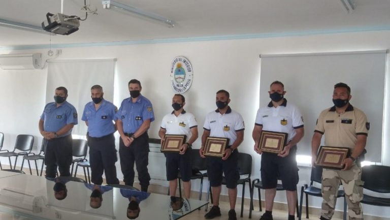 Reconocieron a policías por su labor en los puestos camineros de Chacharramendi, 25 de Mayo y Casa de Piedra