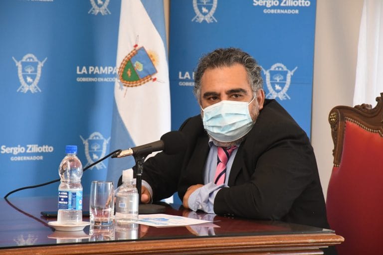 “La escuela y el trabajo no son focos de contagio, pero sí lo son las fiestas clandestinas y las reuniones familiares sin protocolos”, dijo Vera
