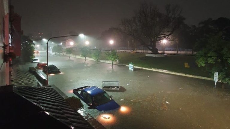 Tucumán: “Hay gente adentro”, vecino filmó el peor final de un auto durante la tormenta