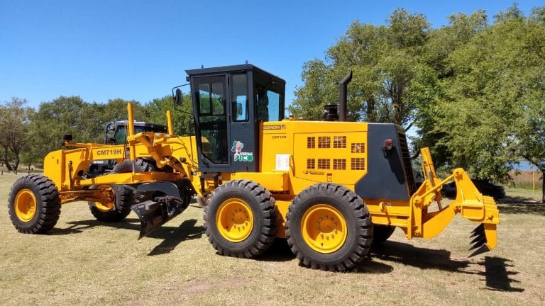 Presentan maquinaria para mantenimiento y conservación para el área de caminos vecinales