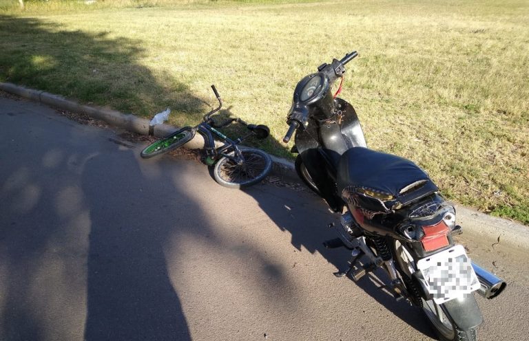 Mujer circulaba en moto junto a un menor que lo hacía en bicicleta y terminaron chocando entre ellos: Ambos fueron hospitalizados
