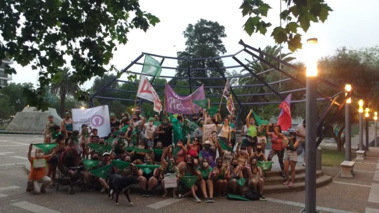 Alrededor de un centenar de mujeres pidieron por el aborto legal en la Plaza San Martín de General Pico: ¡A esta marea verde no la para ni la tormenta!