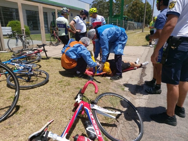 Un ciclista quedó semiinconsciente al accidentarse en Ruta Provincial 1 y calle 24