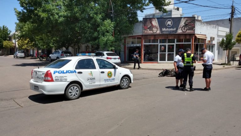 Choque entre motos en calle 16 y 13: Una mujer fue hospitalizada