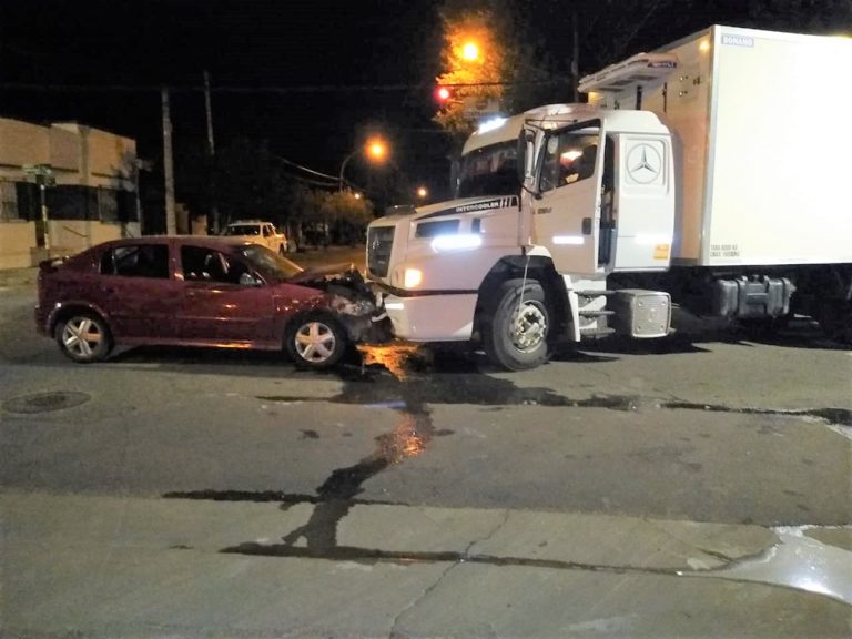Dos fuertes accidentes durante la madrugada: Tres personas terminaron hospitalizadas