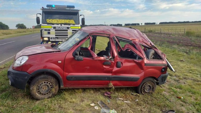 Un utilitario intentó pasar sobrepasar un camión, pero se despisto y terminó volcando