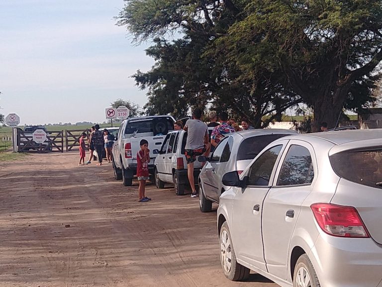 Uriburu: largas colas para ingresar a la Laguna Ojo de Agua