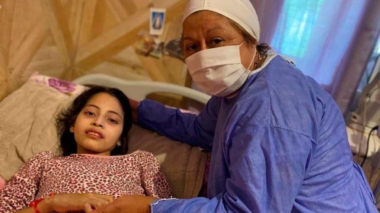Mejora la salud de Abigail: “No necesita del respirador y guarda reposo en la cama de su casa”