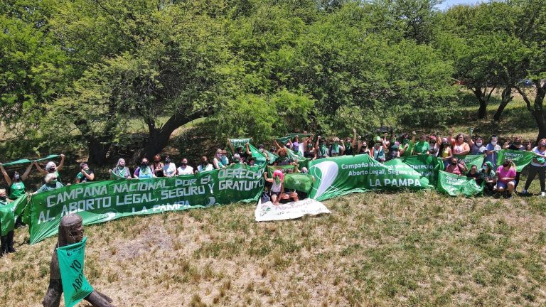 Postal “bien pampeana” y distintos murales para reclamar por el aborto legal: “Entre el verde de nuestros caldenes, ¡el verde de nuestros pañuelos en alto!”