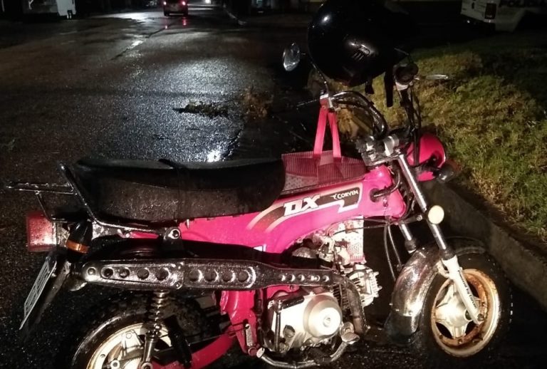 Una motociclista cayó sobre la cinta asfáltica y fue trasladada al hospital