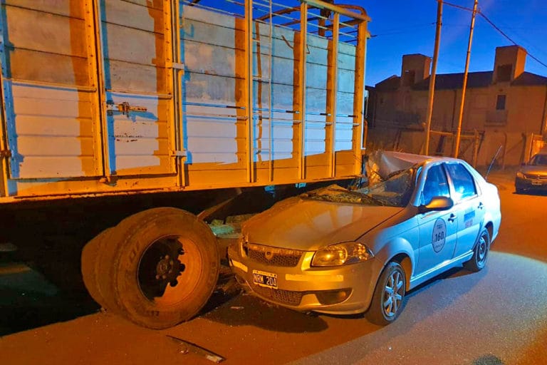 Remisero se estrelló contra el acoplado de un camión estacionado