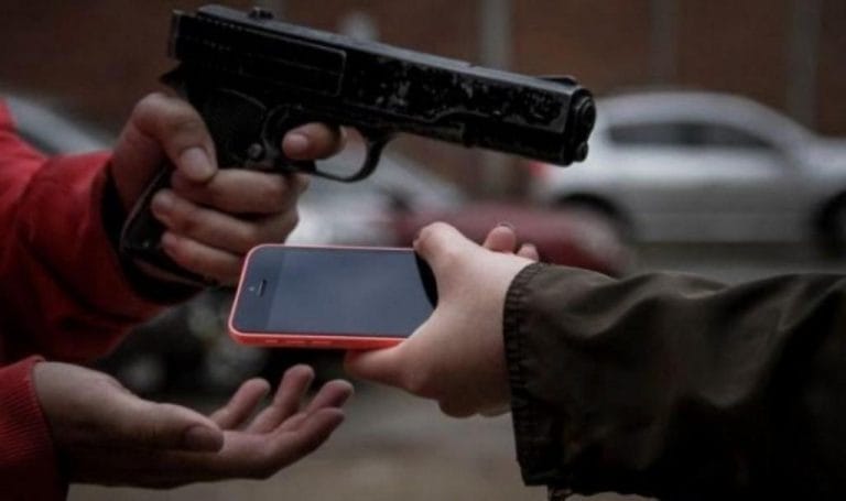 Adolescente de General Pico sufrió un robo a mano armada en una plaza: Su madre relata el calvario y la rápida acción policial