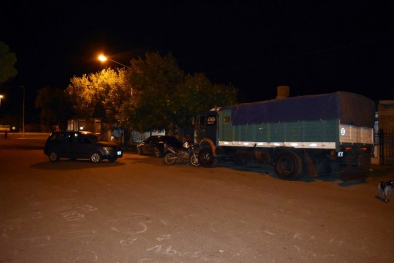 En la madrugada motociclista chocó contra un auto y un camión