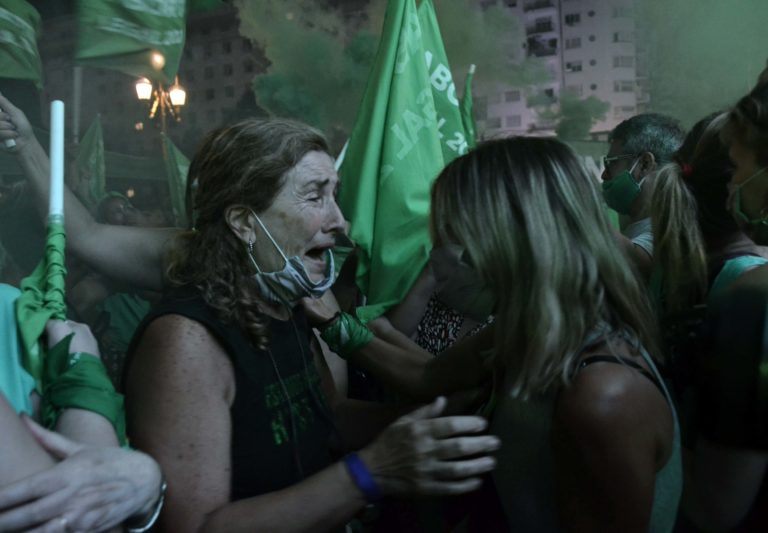 En una sesión histórica, el Senado convirtió en ley la legalización del aborto