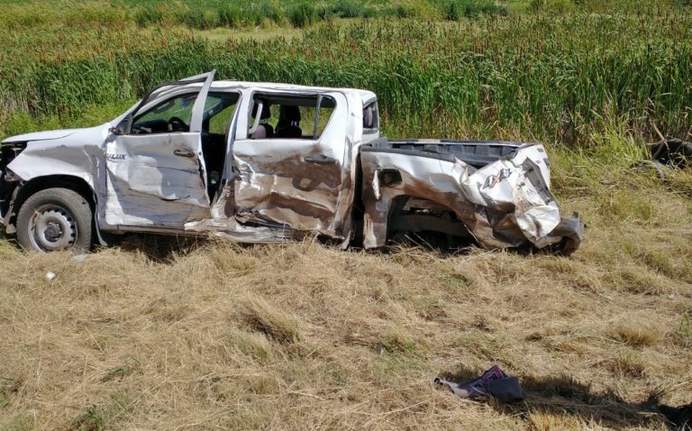 Choque y vuelco entre dos camionetas en cercanía de General Pico: Fueron trasladadas cuatro personas al hospital