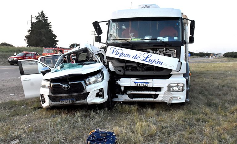 La Pampa: un hombre de 36 años murió tras un impactante accidente entre una camioneta y un camión