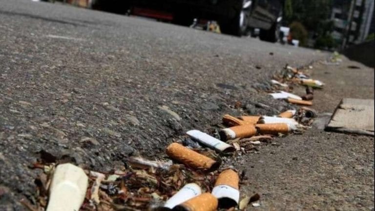 Ciudad de Buenos Aires: habrá multas de hasta $15 mil para quienes tiren colillas de cigarrillos en la calle
