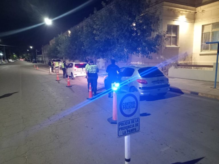 La policía secuestró 4 autos, una moto y realizó 23 notificaciones en los controles de las últimas horas
