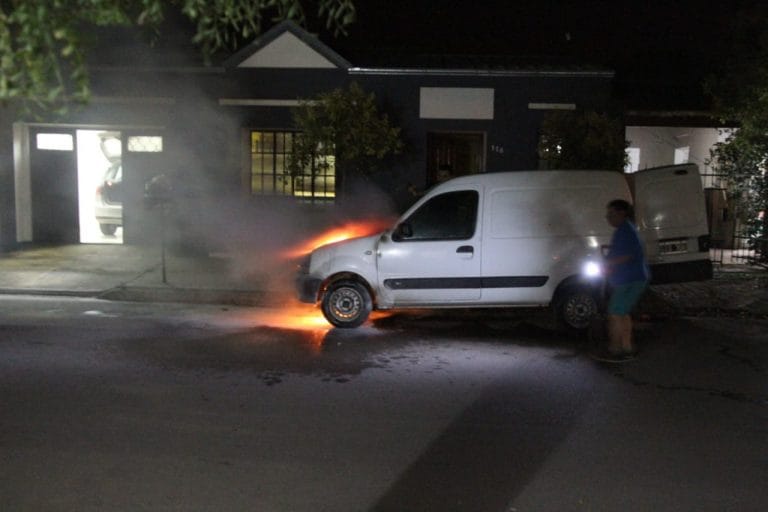 Se prendió fuego una camioneta