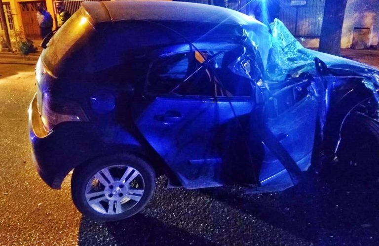 Grave accidente en la madrugada:  Un auto chocó un camión estacionado