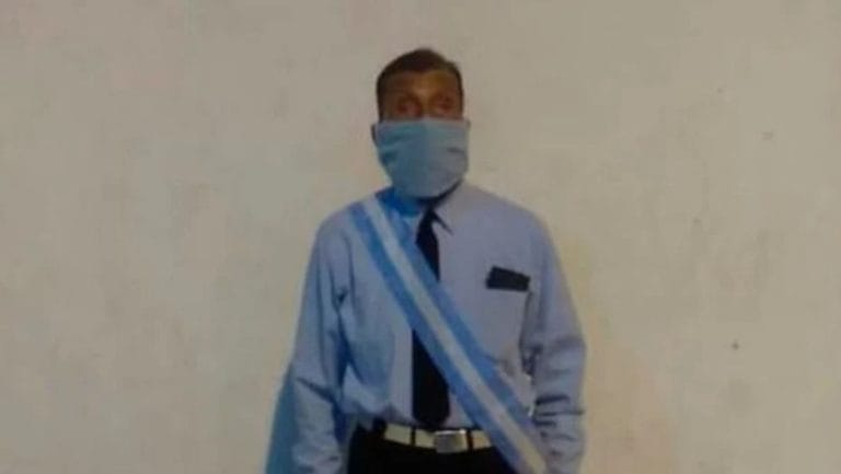 Un ejemplo de vida: Don Gonza tiene 70 años y es el abanderado de una escuela de Jujuy