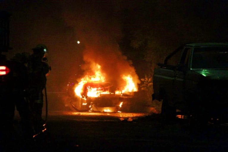 Se prendió fuego un auto y una dotación de bomberos acudió al lugar