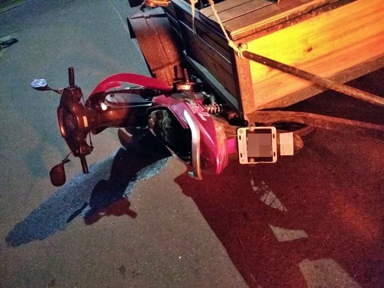 Motociclista sufrió fractura de tibia y peroné al chocar con un carro que era tirado por un auto