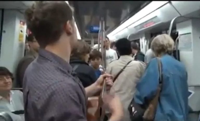 España: un joven cantaba su currículum en el subte y terminó consiguiendo trabajo