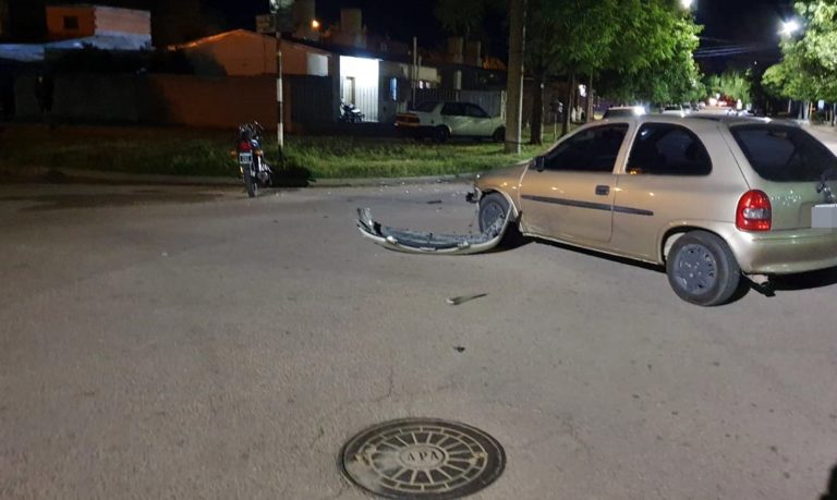 Un motociclista sufrió fractura de tobillo al chocar con un auto
