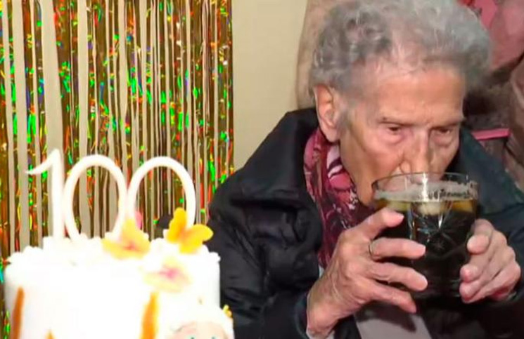 Mujer cordobesa cumplió 100 años en pandemia y reveló cuál es la clave para llegar a esa edad: “El fernet con coca”
