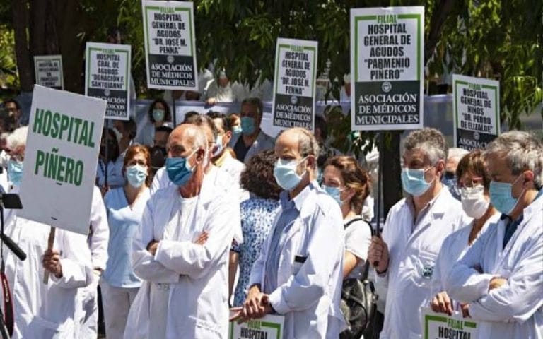 En medio de una protesta de médicos, murió el jefe de Obstetricia del Hospital Ramos Mejía