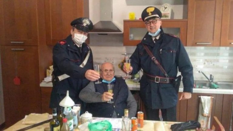 Conmovedor: abuelo llamó a la Policía en Navidad porque se sentía solo