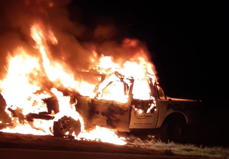 Se incendió por completo una camioneta de la Policía de La Pampa