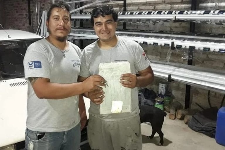 Video: el dueño de un negocio le regaló un auto a su empleado